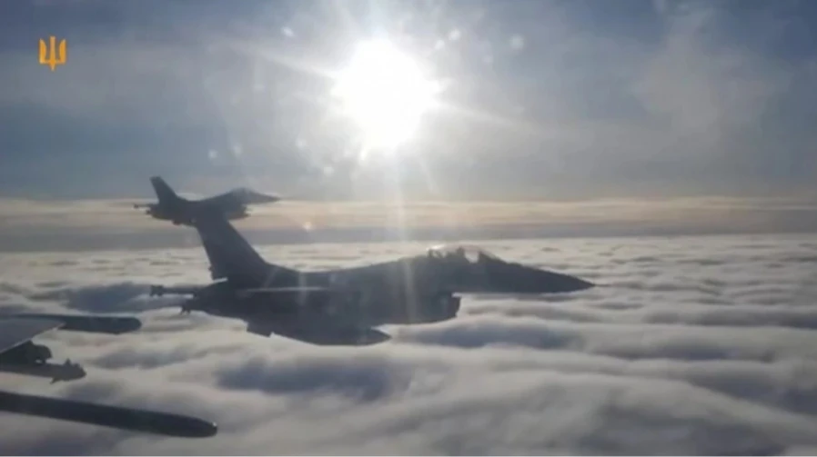 Винищувач F-16 у небі (ілюстративне фото)
