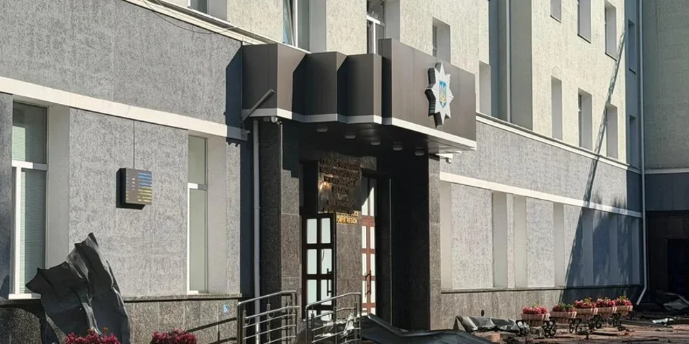 Будівля обласного управління Національної поліції у Житомирській області після удару Бандеролями та портрети загиблих