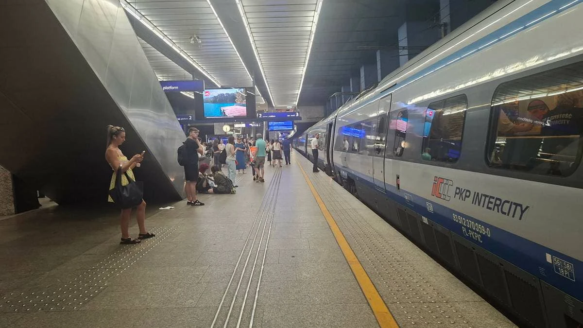 Залізнична станція Варшава-Центральна під час ранкового збою в русі поїздів