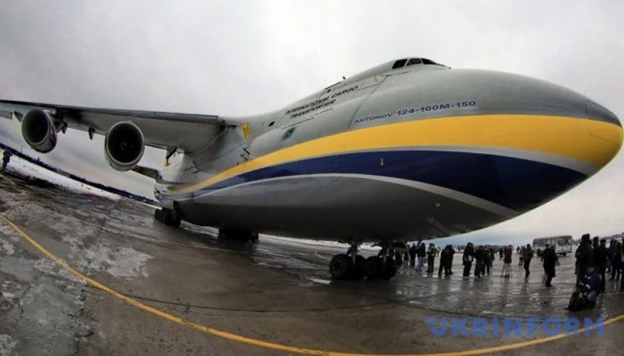 Дрон на злітній смузі аеропорту Лейпциг/Галле поряд з українським Ан-124, фахівці вибухотехнічної служби LKA Sachsen