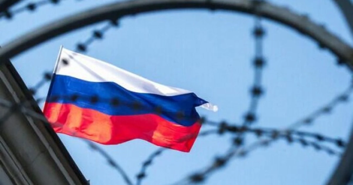 Прапор Європейського Союзу поруч із санкційним списком