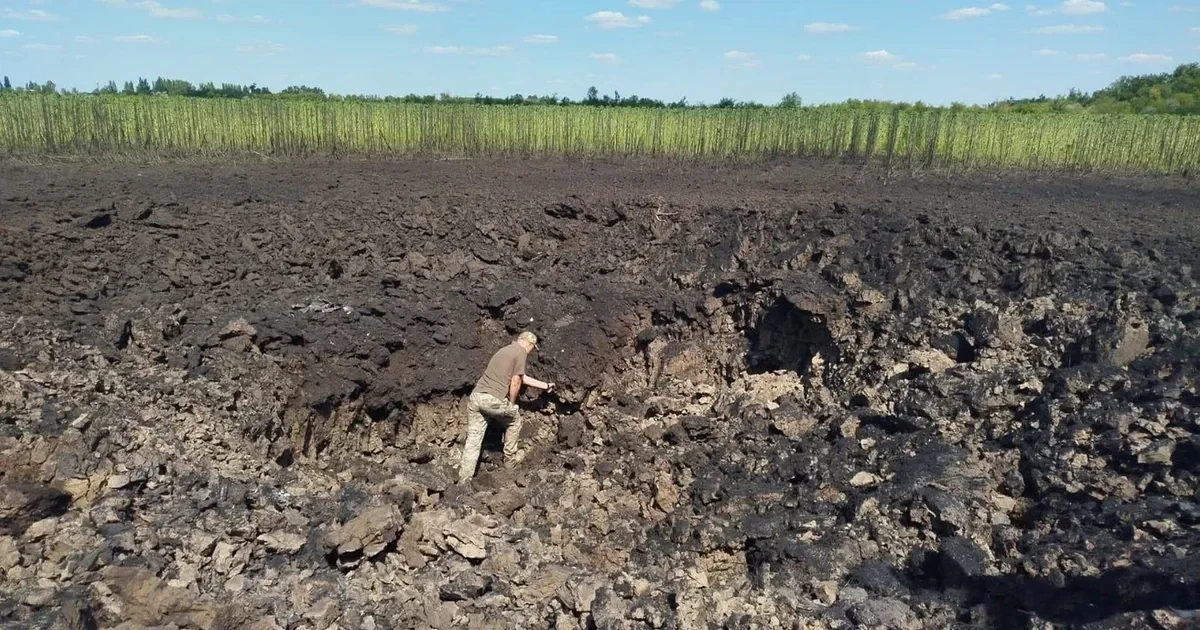 Ілюстративне фото: вирва, яка утворилася після падіння північнокорейської балістичної ракети KN-23 поблизу Кривого Рогу