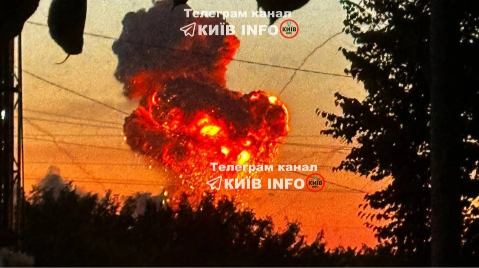 Пожежа та дим на території підприємства у селі Мила після атаки безпілотника