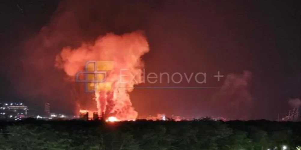 Стовпи чорного диму над Новоросійськом у ніч проти 12 серпня після атаки безпілотників