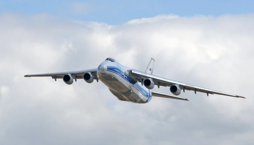 Транспортний літак АН-124 російської компанії «Волга-Днєпр» в аеропорту Торонто