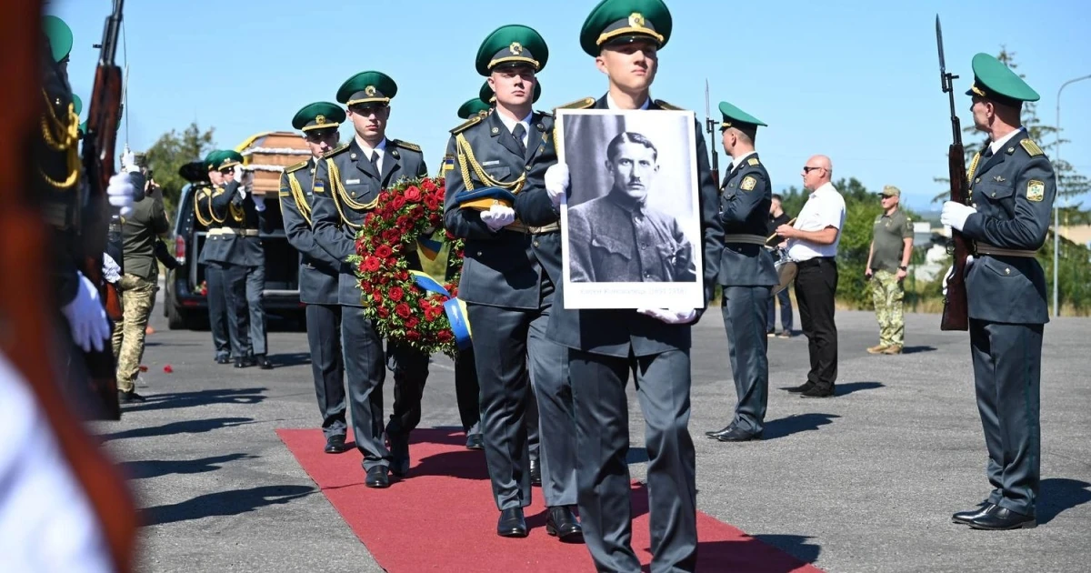 Труна з прахом Євгена Коновальця, зустрінута на КПП «Ужгород» за участі Ірини Верещук, військових і пластунів