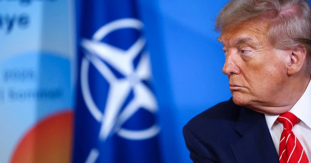 Дональд Трамп і прапор НАТО на тлі анкети, яку розіслали союзникам