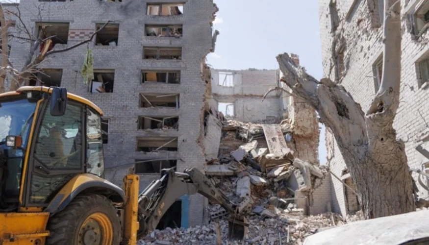 Рятувальники на місці розібраних завалів зруйнованого багатоквартирного будинку в Краматорську