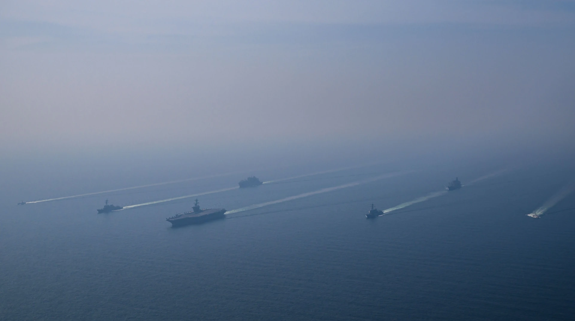 Американський авіаносець USS George Washington на виході з порту, фото ВМС США