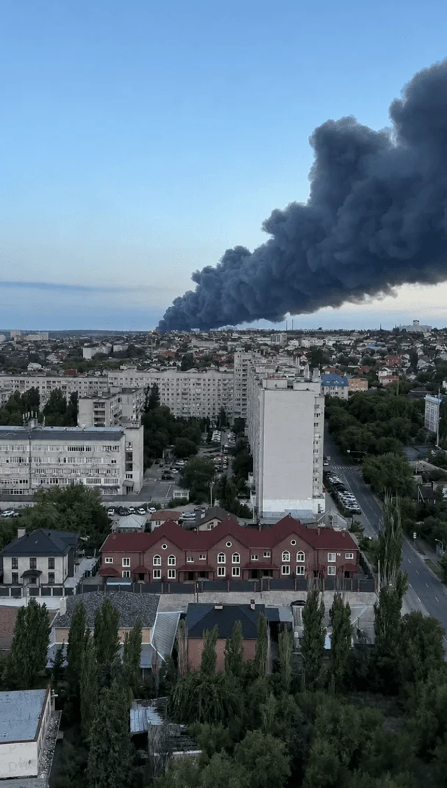 Пожежа на території НПЗ у Волгограді після удару в ніч проти 31 липня