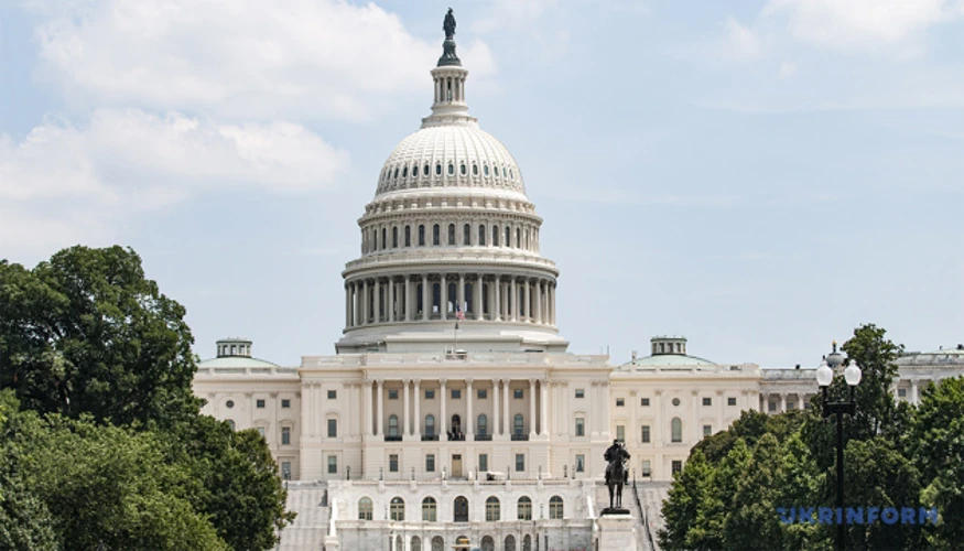 Капітолій США на тлі прапора, символізуючий лист сенаторів щодо запрошення Путіна на G20