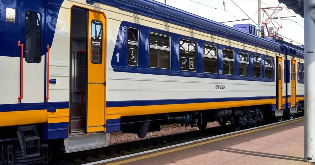Пасажирський вагон Укрзалізниці на залізничній станції