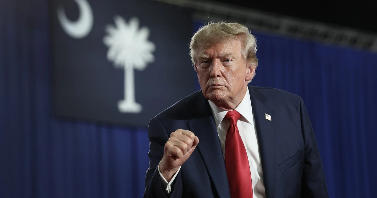 Президент США Дональд Трамп та експрезидент Джо Байден під час дебатів