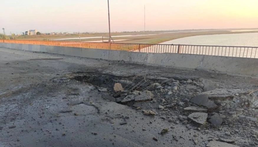 Супутникові знімки Чонгарського мосту з трьома пробоїнами полотна та обвалом прольоту