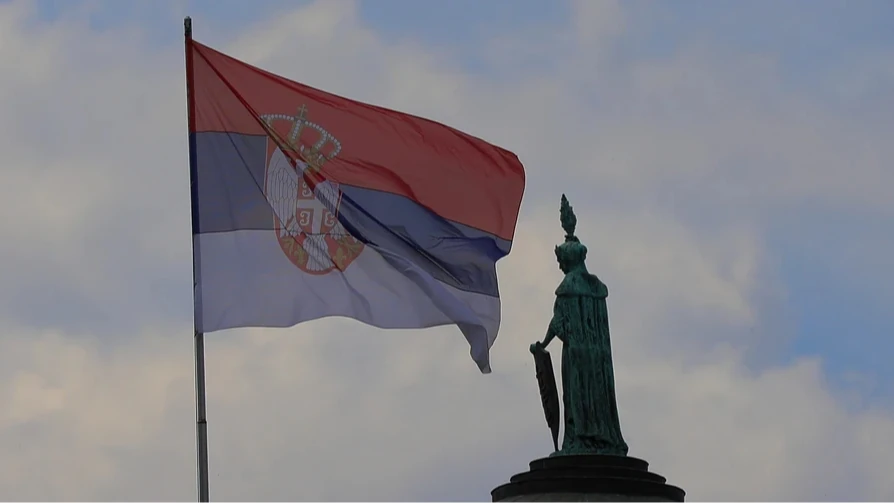 Колаж до матеріалу про акредитацію Олександра Красія в Сербії
