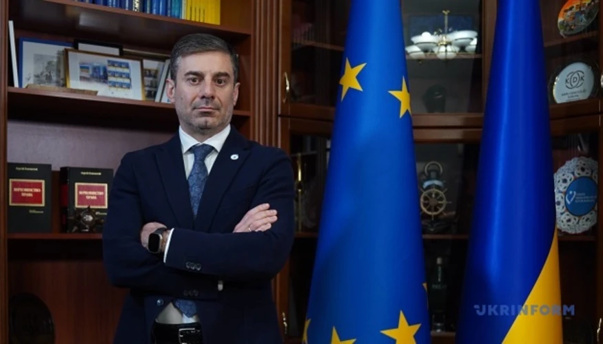 Пасажири біля залізничної колії в полі після евакуації з поїзда «Львів – Чернівці»